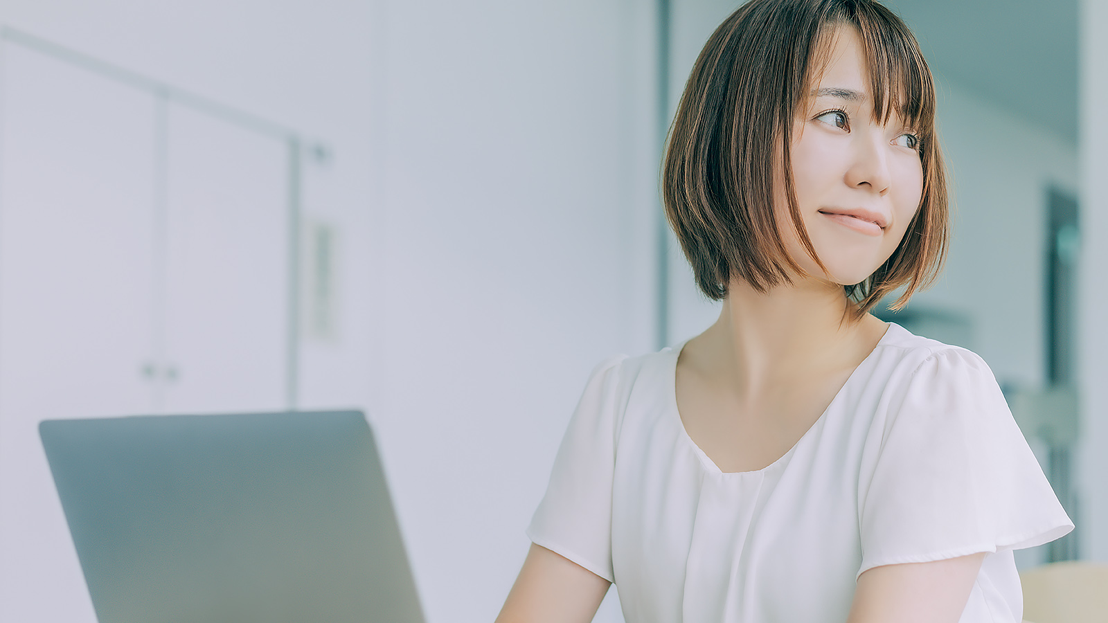 パソコンで調べ物をする女性