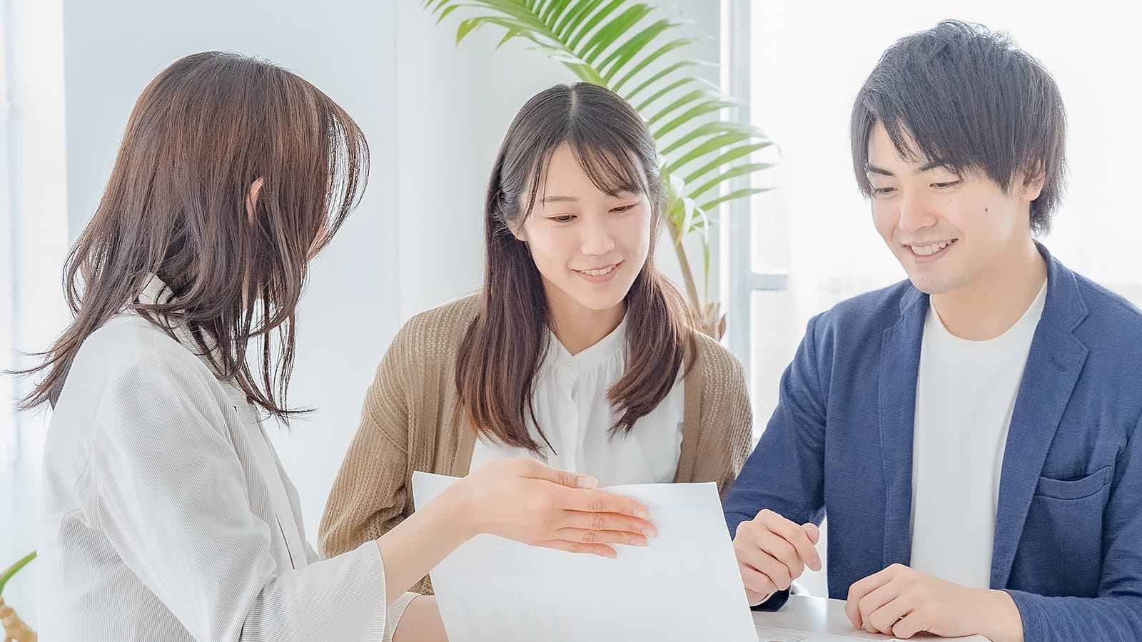 説明をうける男女